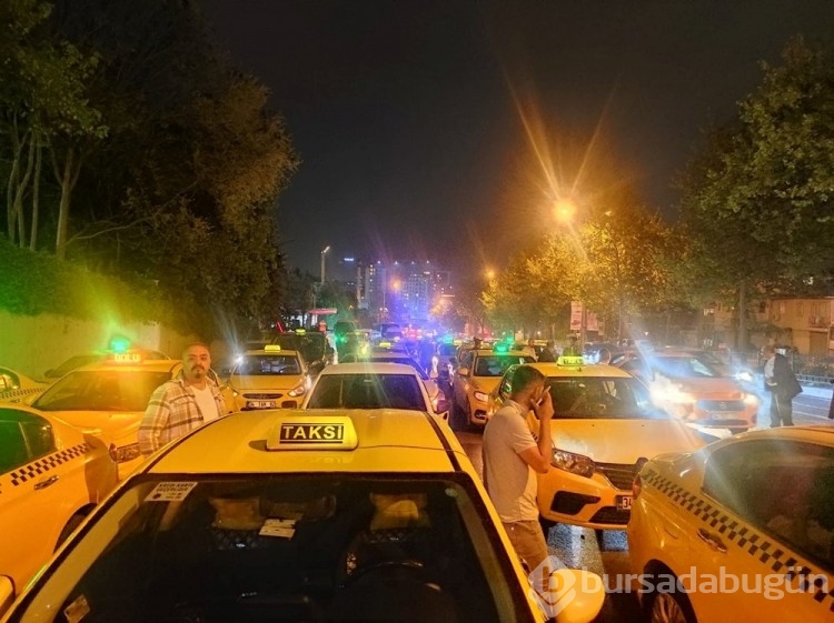 İstanbul'da taksiciler öldürülen meslektaşları için toplandı
