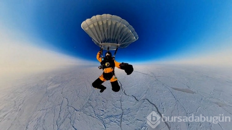 Üç Rus stratosferden Kuzey Kutbu'na paraşütle atladı
