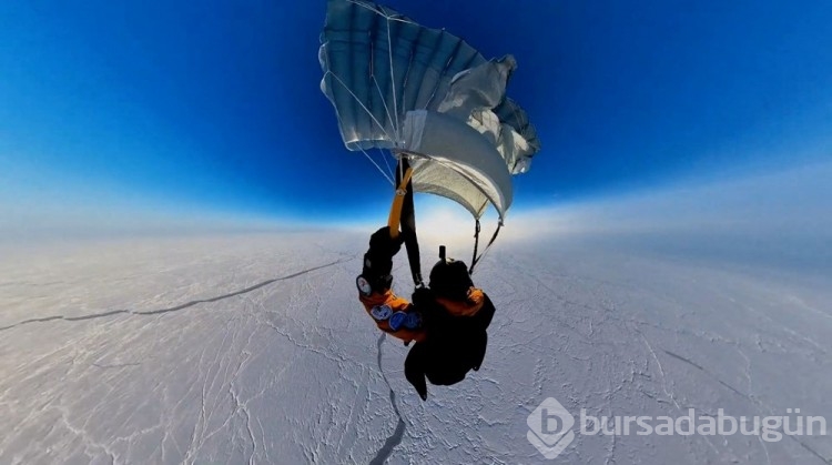 Üç Rus stratosferden Kuzey Kutbu'na paraşütle atladı
