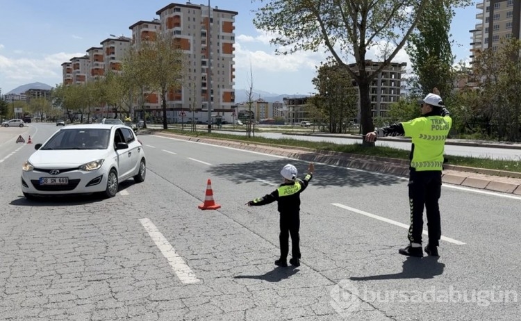 23 Nisan'da çocuklar trafik polisi oldu
