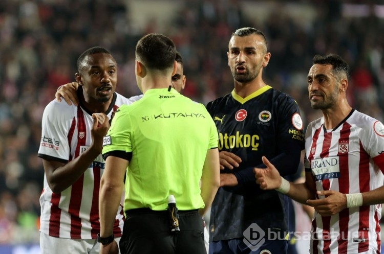 VAR kayıtları açıklandı: Sivasspor-Fenerbahçe maçındaki pozisyonda hakemlerin karar anı
