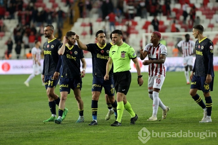 VAR kayıtları açıklandı: Sivasspor-Fenerbahçe maçındaki pozisyonda hakemlerin karar anı
