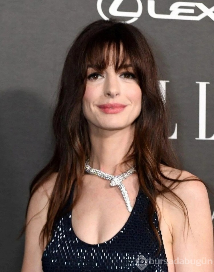 Anne Hathaway 10 erkekle öpüşmek zorunda kaldığını söyledi