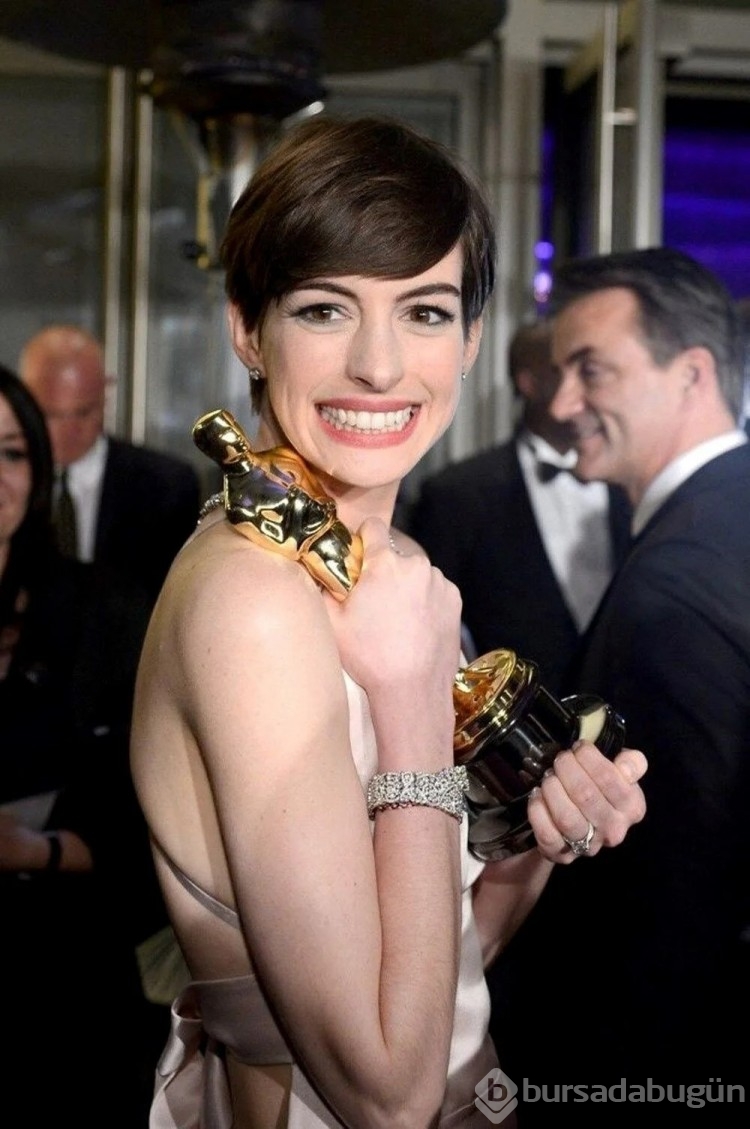 Anne Hathaway 10 erkekle öpüşmek zorunda kaldığını söyledi