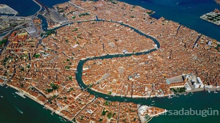 Venedik artık günübirlik turistlerden ücret alacak