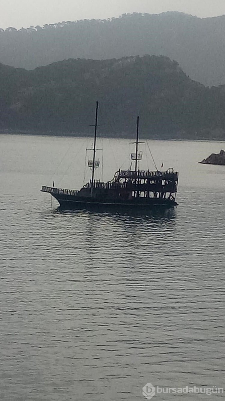 Marmaris'te gezi teknesi battı
