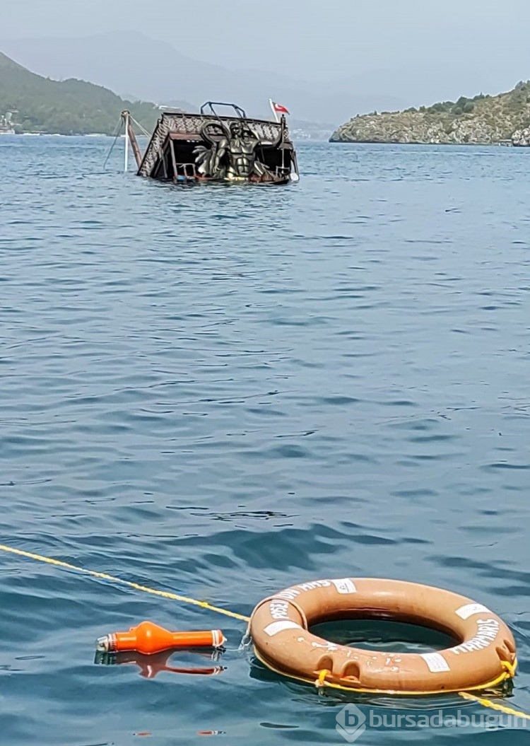 Marmaris'te gezi teknesi battı
