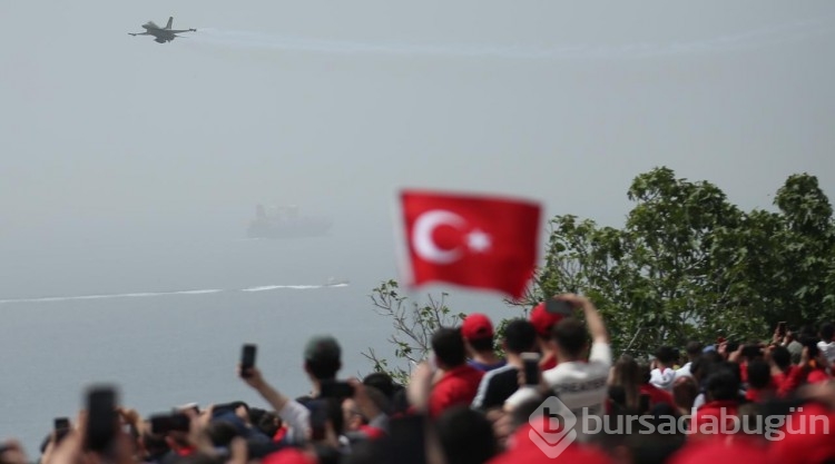 SOLOTÜRK, Şehitler Abidesi semalarında gösteri uçuşu yaptı
