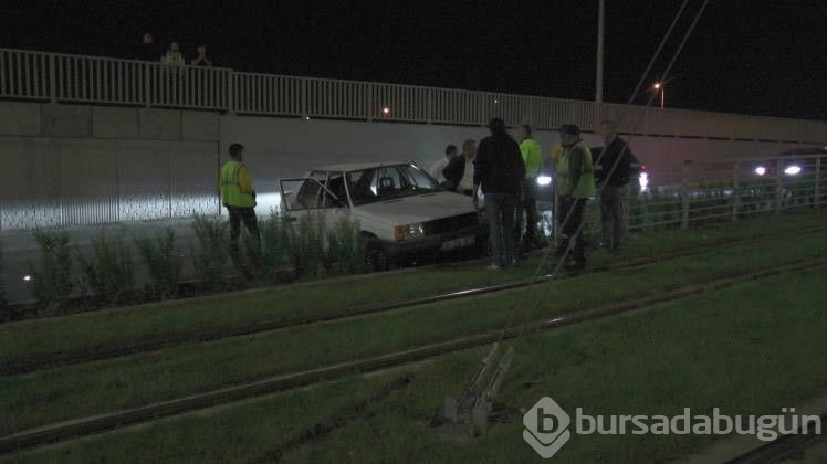 Otomobil tramvay yolunu girdi: Yaralılar var
