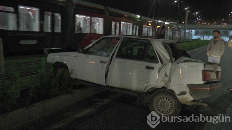 Otomobil tramvay yolunu girdi: Yaralılar var
