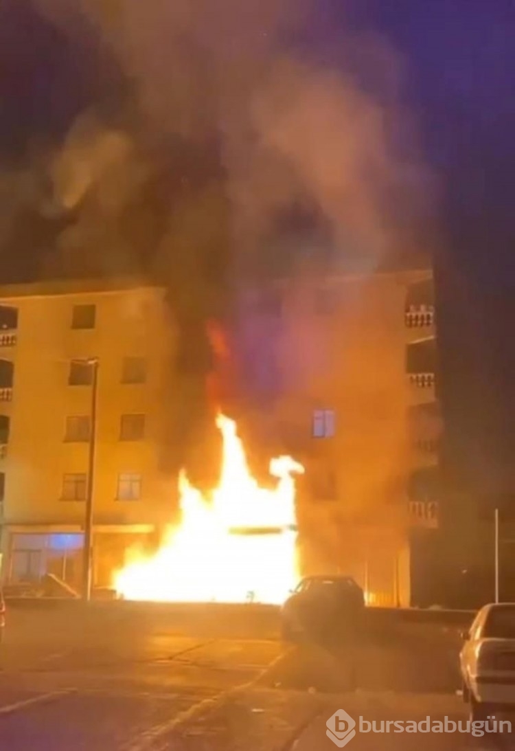 Bursa'da mobilya dükkanında başlayan yangın evlere sıçradı
