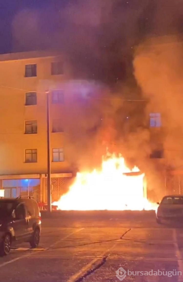 Bursa'da mobilya dükkanında başlayan yangın evlere sıçradı
