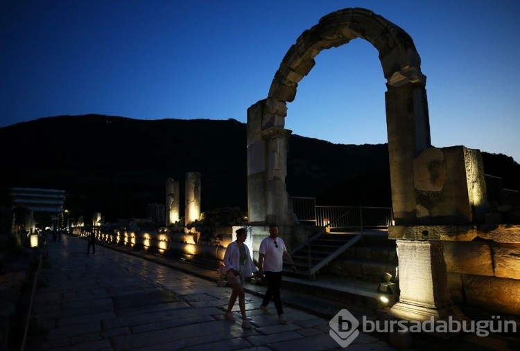 Efes Antik Kenti yenilenen ışıklandırmasıyla ziyaretçilerini ağırlıyor
