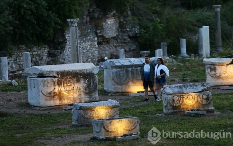 Efes Antik Kenti yenilenen ışıklandırmasıyla ziyaretçilerini ağırlıyor
