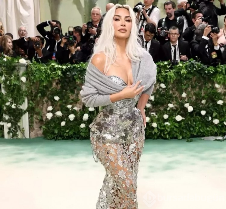 Kim Kardashian'ın Met Gala'da ki korsesinin darlığı gündem oldu!
