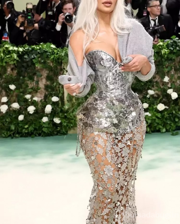 Kim Kardashian'ın Met Gala'da ki korsesinin darlığı gündem oldu!