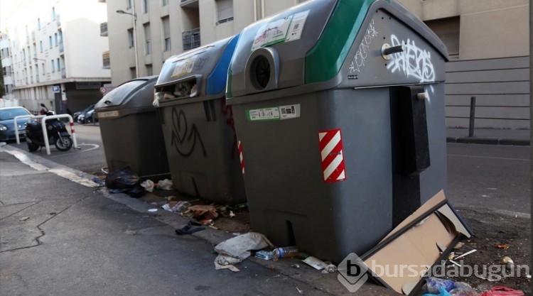 Marsilya sokaklarında çöpler birikiyor
