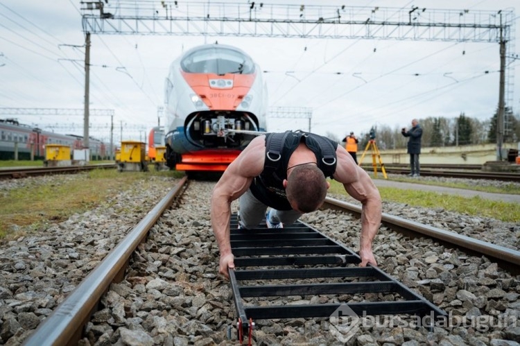 Rus atletten dünya rekoru: 650 tonluk treni çekti
