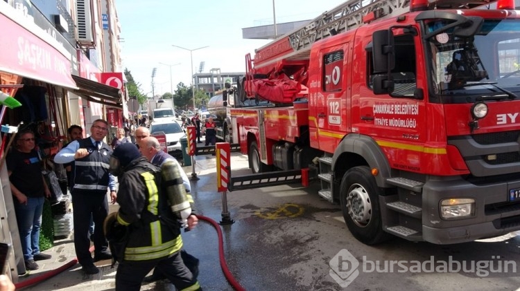 Çanakkale'de 4 katlı binada yangın paniği
