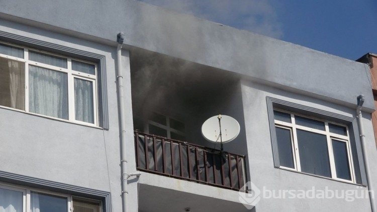 Çanakkale'de 4 katlı binada yangın paniği
