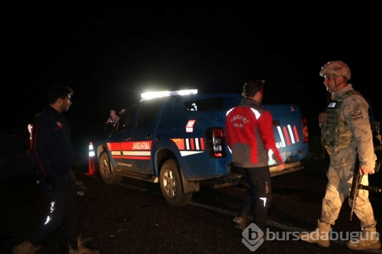 Hakkari-Çukurca karayolunda heyelan: Kamyonet kayaların arasında kaldı
