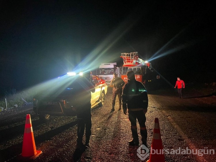 Hakkari-Çukurca karayolunda heyelan: Kamyonet kayaların arasında kaldı
