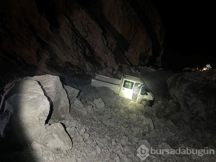 Hakkari-Çukurca karayolunda heyelan: Kamyonet kayaların arasında kaldı
