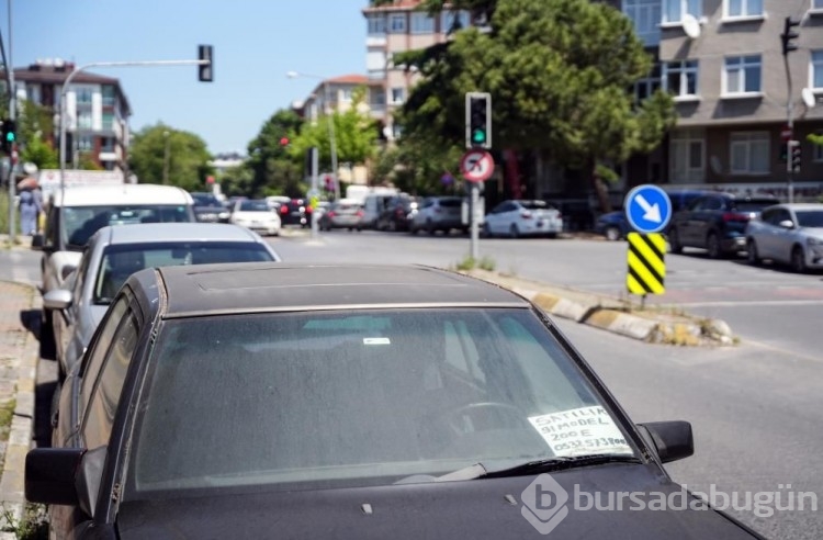 Satış sitelerinin talep ettiği ücretler, araç satan vatandaşları geleneksel cam ilanlarına yöneltti
