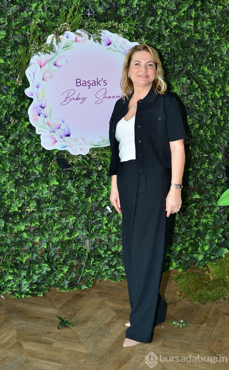 Başak Şen'den renkli baby shower daveti
