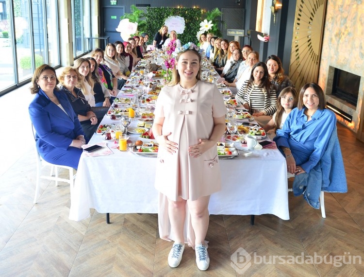 Başak Şen'den renkli baby shower daveti
