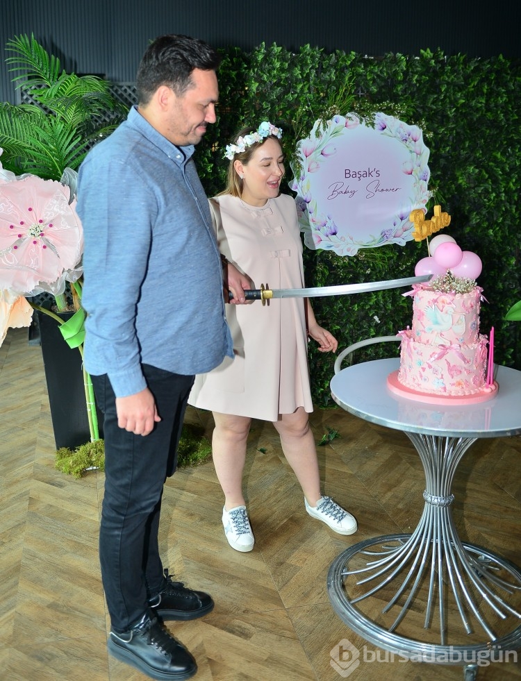 Başak Şen'den renkli baby shower daveti
