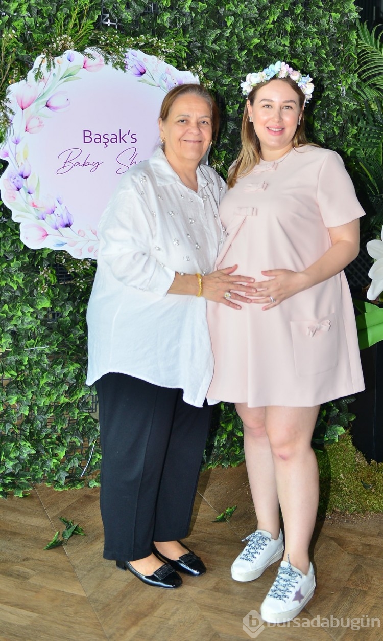 Başak Şen'den renkli baby shower daveti
