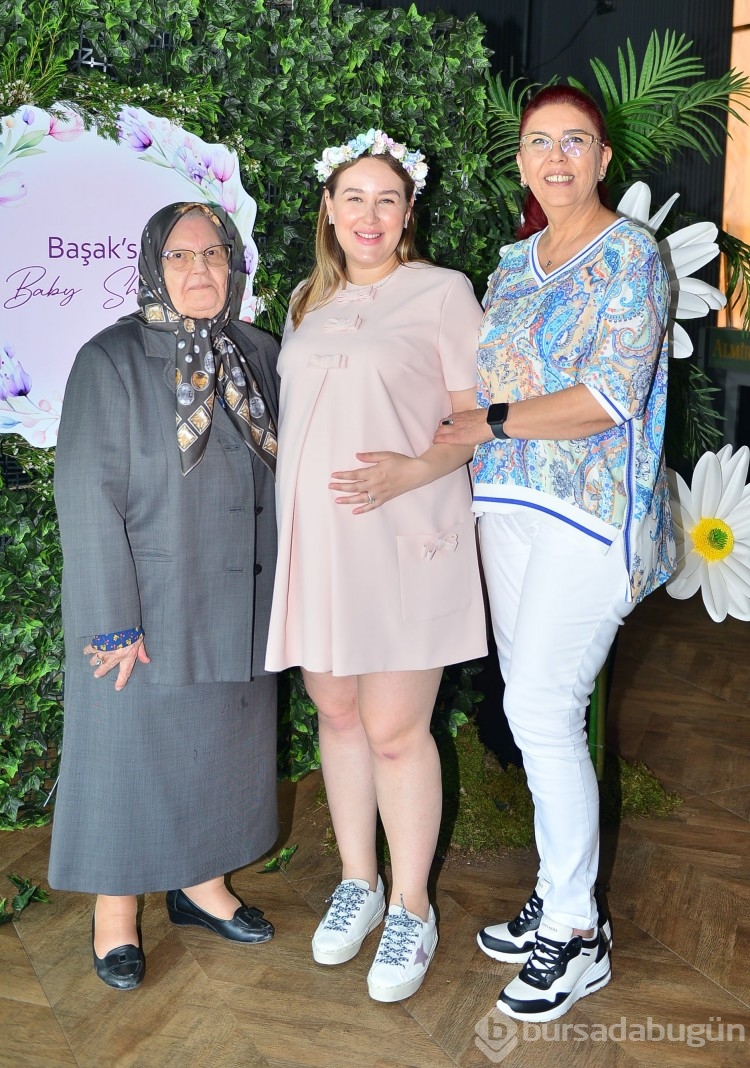 Başak Şen'den renkli baby shower daveti
