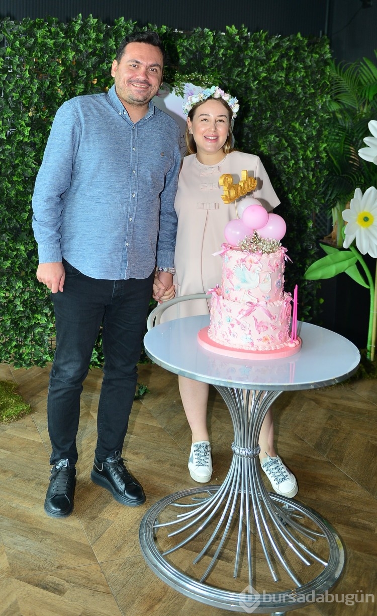 Başak Şen'den renkli baby shower daveti
