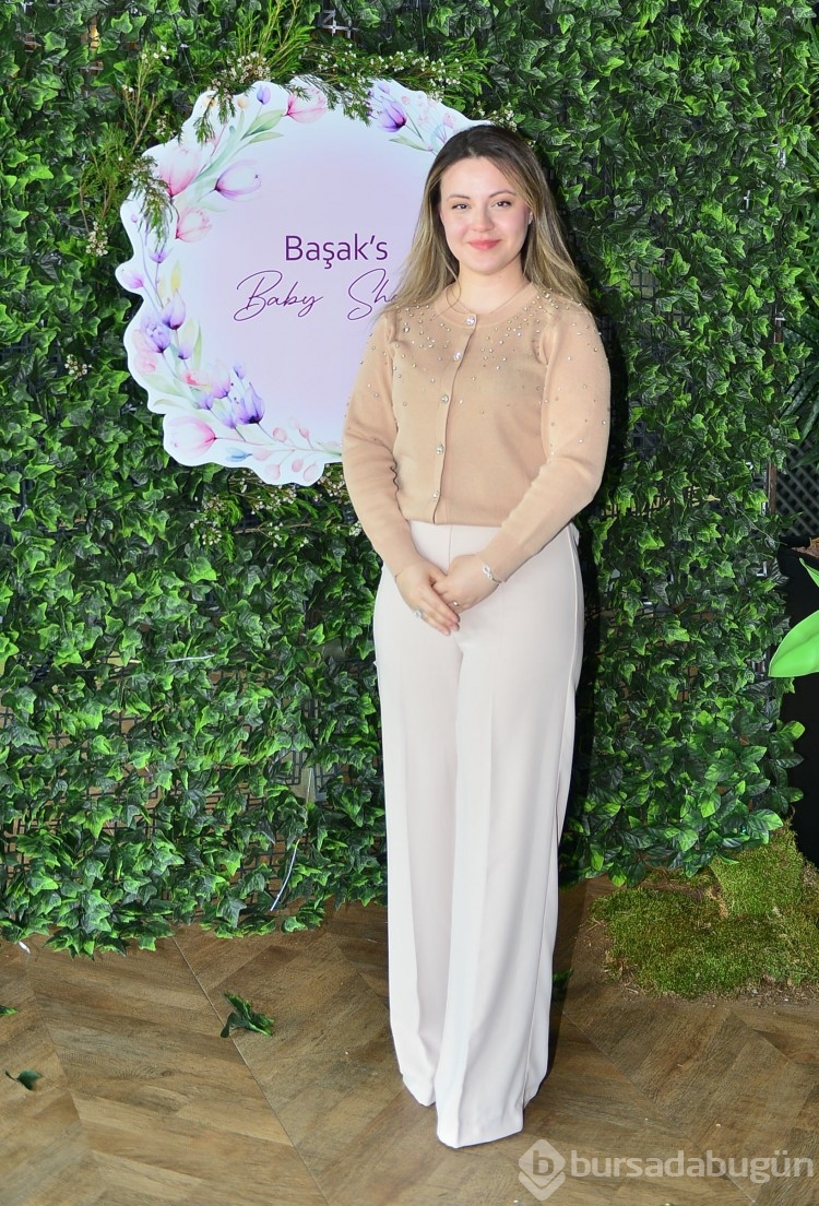 Başak Şen'den renkli baby shower daveti
