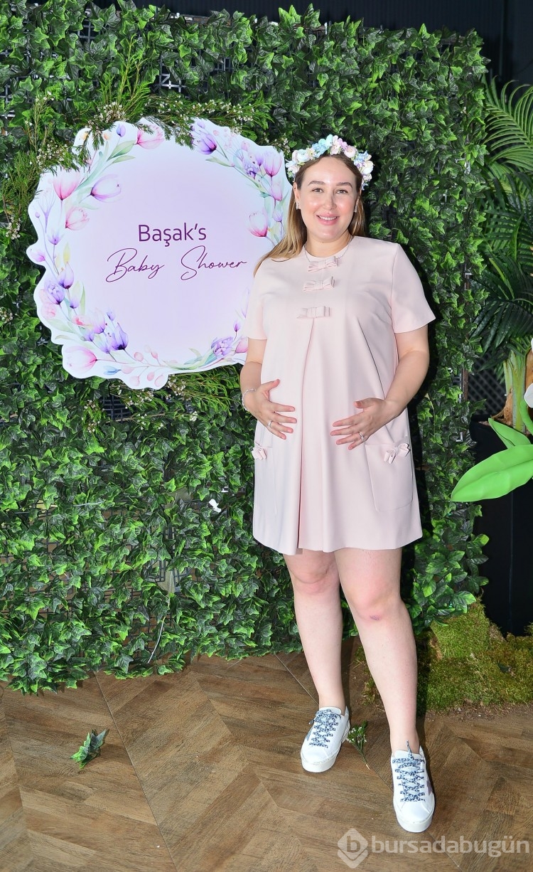 Başak Şen'den renkli baby shower daveti
