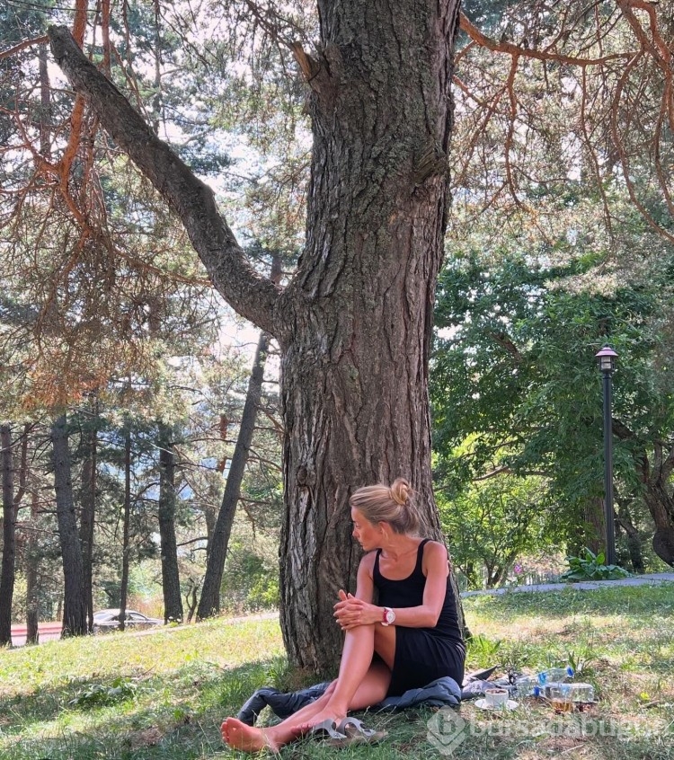 Serenay Sarıkaya 'at göbekleri' diye paylaştı