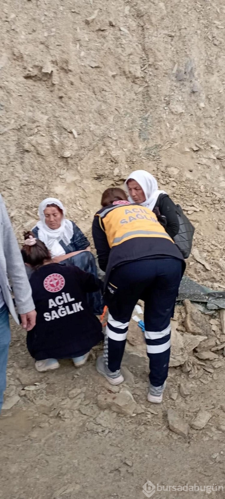 Tankerden yakıt sızdı, minibüs takla attı