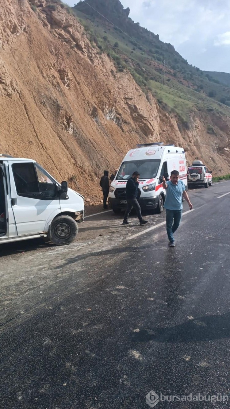 Tankerden yakıt sızdı, minibüs takla attı