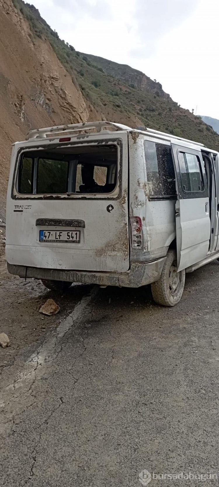 Tankerden yakıt sızdı, minibüs takla attı