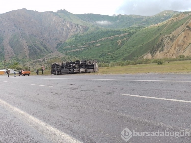 Tankerden yakıt sızdı, minibüs takla attı