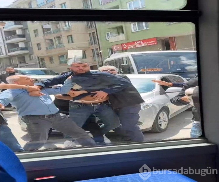 Bursa'da yol verme kavgasında belediye otobüsünün camlarını kırdı
