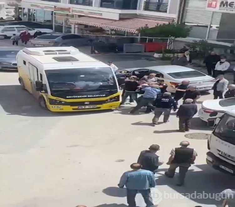 Bursa'da yol verme kavgasında belediye otobüsünün camlarını kırdı
