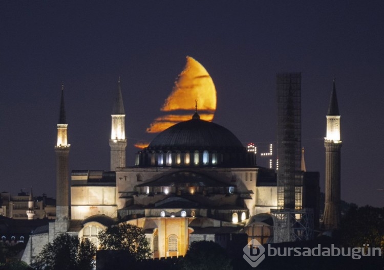 İstanbul'da yarım Ay manzarası
