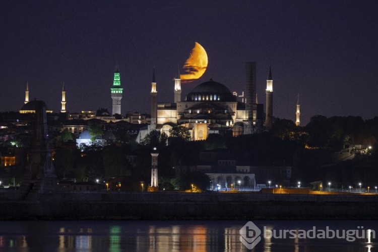 İstanbul'da yarım Ay manzarası
