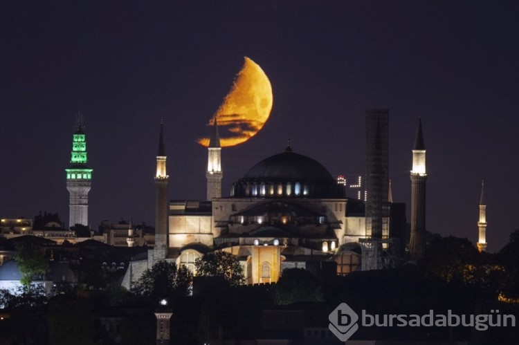 İstanbul'da yarım Ay manzarası
