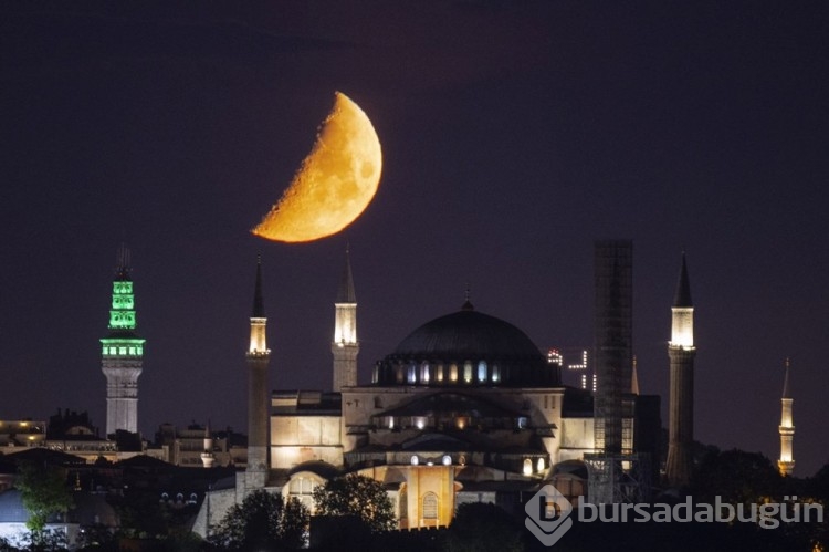 İstanbul'da yarım Ay manzarası
