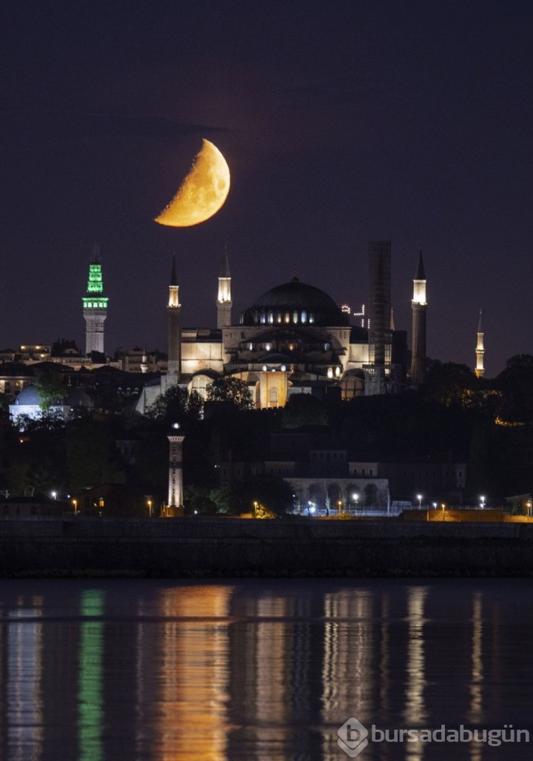 İstanbul'da yarım Ay manzarası
