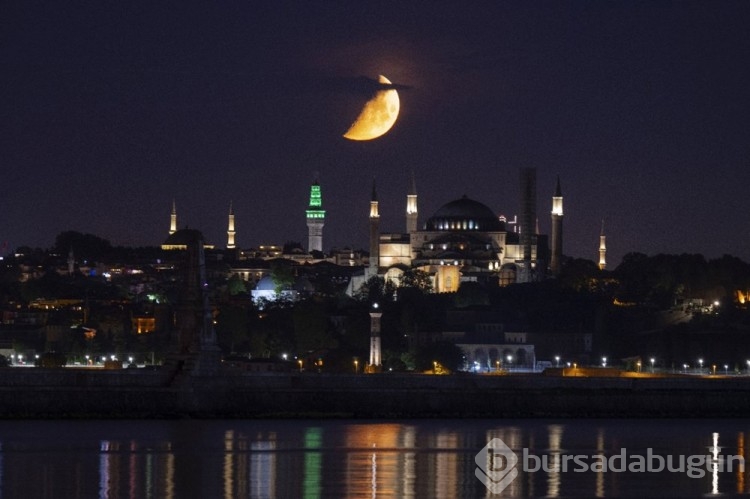 İstanbul'da yarım Ay manzarası
