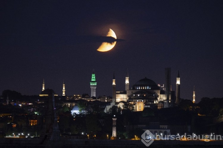 İstanbul'da yarım Ay manzarası
